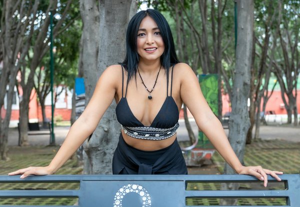 Shine at Work: Expert Guide to Incorporating Metallic Accessories into Your Office Attire